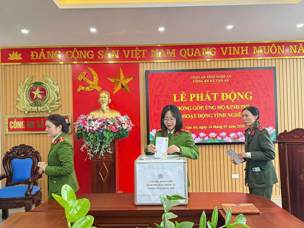Công an xã Vạn An quyên góp, ủng hộ kinh phí hoạt động tình nghĩa 