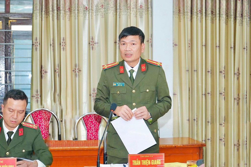 Đồng chí Thượng tá Trần Thiện Giang – Trưởng Phòng An ninh mạng và phòng, chống tội phạm sử dụng công nghệ cao phát biểu tại Hội nghị