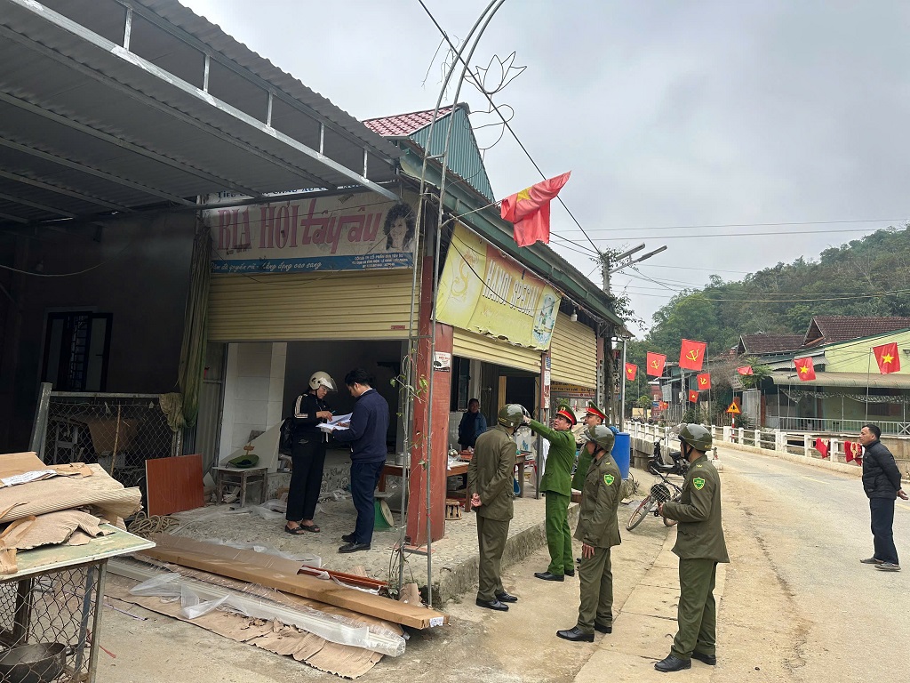 Công an xã Yên Hòa ra quân cao điểm giải tỏa hàng lang an toàn giao thông