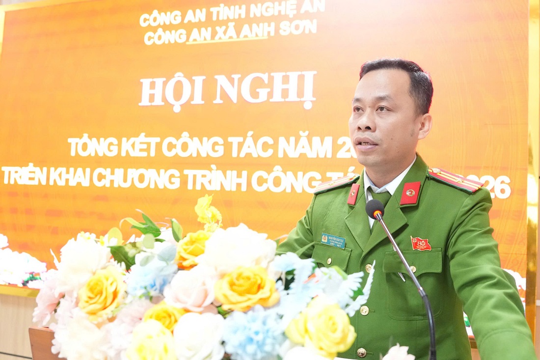 Đồng chí Thiếu tá Nguyễn Văn Tân, Trưởng Công an xã phát biểu tại Hội nghị