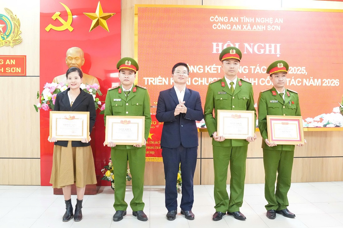 Thường trực Đảng ủy trao thưởng tặng cá nhân có thành tích xuất sắc