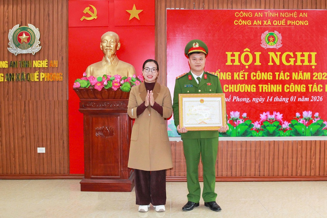 Đồng chí Trương Thị Tuyết Mai - Phó Bí thư Thường trực Đảng ủy xã trao Bằng khen của Chủ tịch UBND tỉnh tặng cá nhân