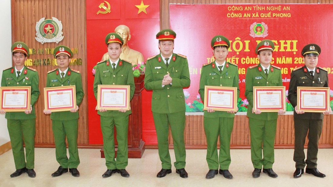 Đồng chí Đại tá Nguyễn Đức Cường - Ủy viên Ban Thường vụ Đảng ủy, Phó Giám đốc Công an tỉnh trao danh hiệu “Chiến sĩ thi đua cơ sở” tặng cá nhân