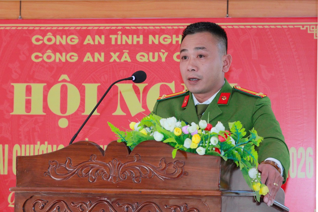 Đồng chí Trung tá Ngô Minh Hưng, Trưởng Công an xã phát biểu tại Hội nghị