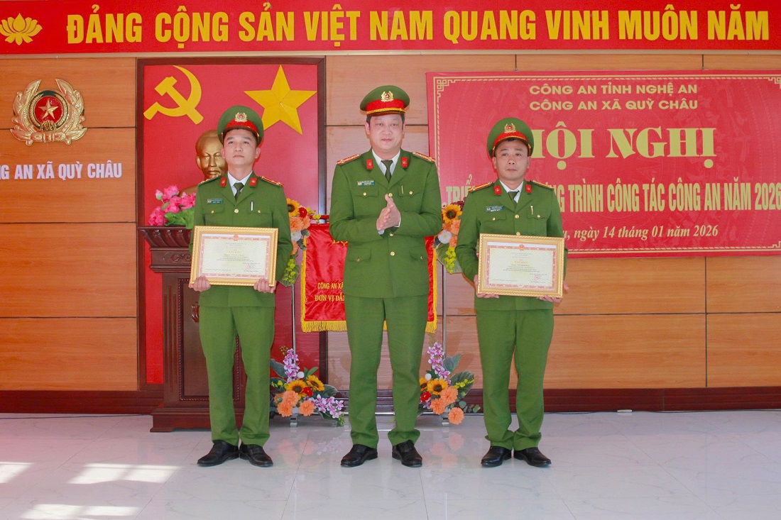 Đồng chí Đại tá Nguyễn Đức Cường - Ủy viên Ban Thường vụ Đảng ủy, Phó Giám đốc Công an tỉnh trao Bằng khen của Bộ trưởng Bộ Công an tặng cá nhân