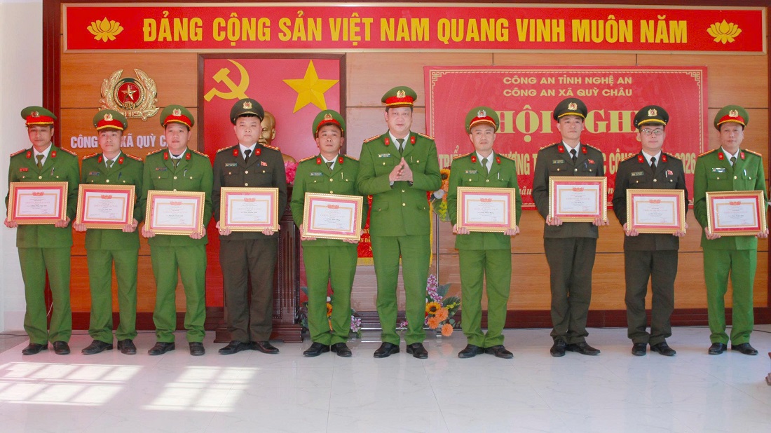 Đồng chí Đại tá Nguyễn Đức Cường - Ủy viên Ban Thường vụ Đảng ủy, Phó Giám đốc Công an tỉnh trao danh hiệu “Chiến sĩ thi đua cơ sở” tặng cá nhân
