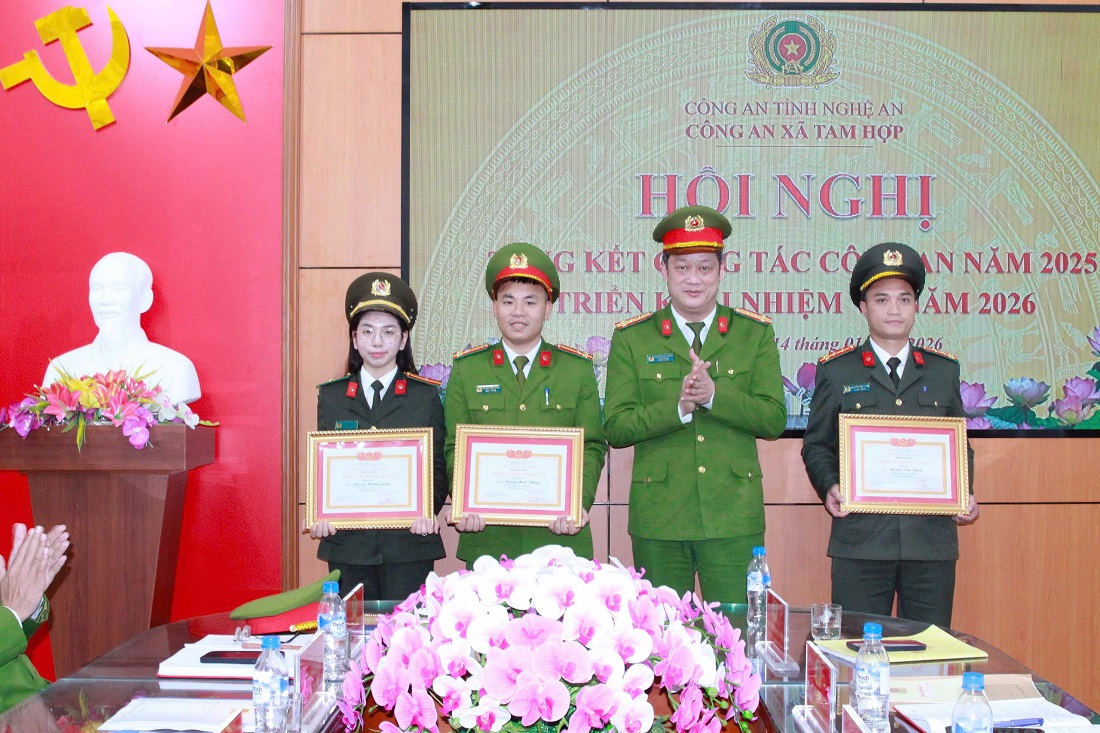 Đồng chí Đại tá Nguyễn Đức Cường - Ủy viên Ban Thường vụ Đảng ủy, Phó Giám đốc Công an tỉnh trao danh hiệu “Chiến sĩ thi đua cơ sở” tặng cá nhân