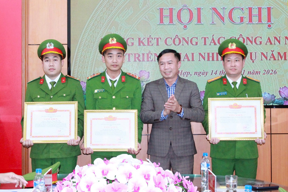 Đồng chí Đậu Ngọc Tuân, Phó Chủ tịch UBND xã trao Giấy khen của Chủ tịch UBND xã tặng cá nhân