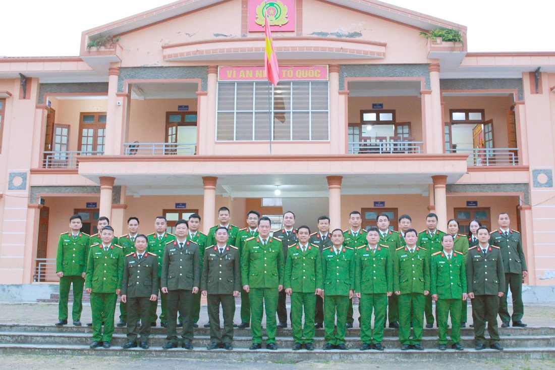 Đại biểu chụp ảnh lưu niệm