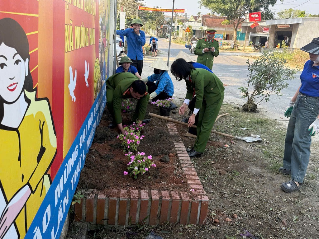 Công an xã Mường Ham phối hợp cùng Hội Phụ nữ và Đoàn Thanh niên xã tổ chức chương trình “Ngày chủ nhật xanh”