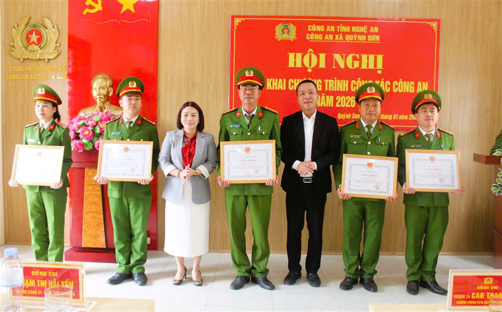 Trao Giấy khen tặng cá nhân có thành tích xuất sắc trong năm 2025