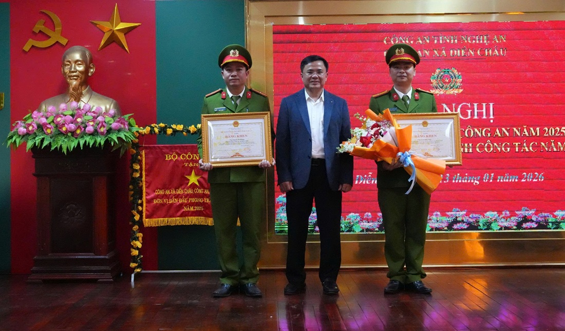 Đồng chí Hà Xuân Quang, Tỉnh uỷ viên, Bí thư Đảng ủy, Chủ tịch HĐND xã Diễn Châu trao Bằng khen của Chủ tịch UBND tỉnh tặng Công an xã