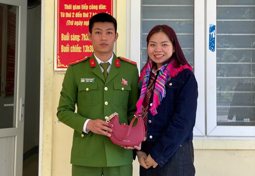 Công an xã Mường Lống trao trả tài sản cho chị Thùy Linh