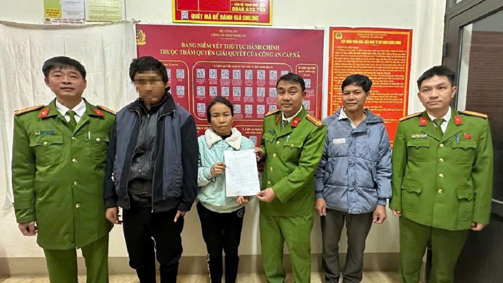 Lực lượng Công an bàn giao người đàn ông cho gia đình