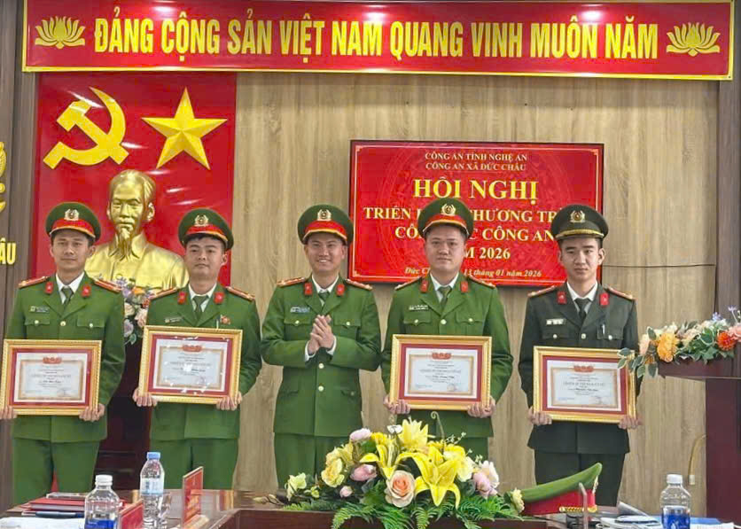 Đồng chí Đại úy Nguyễn Đức, Trưởng Công an xã Đức Châu trao danh hiệu “Chiến sĩ thi đua cơ sở” tặng cá nhân