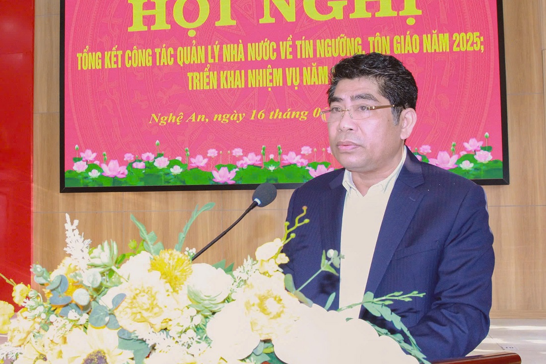 Đồng chí Vi Văn Sơn – Giám đốc Sở Dân tộc và Tôn giáo tỉnh trình bày báo cáo tại Hội nghị