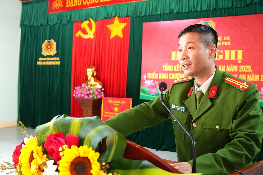 Đồng chí Trung tá Nguyễn Tiến Công, Trưởng Công an xã Quỳnh Phú phát biểu