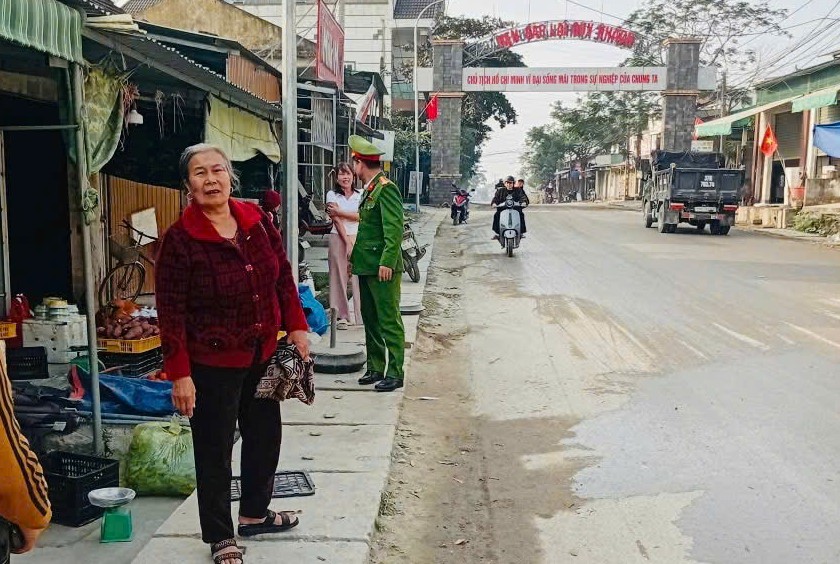 Công an xã Đại Huệ ra quân giải tỏa vi phạm, chống tái lấn chiếm hành lang ATGT