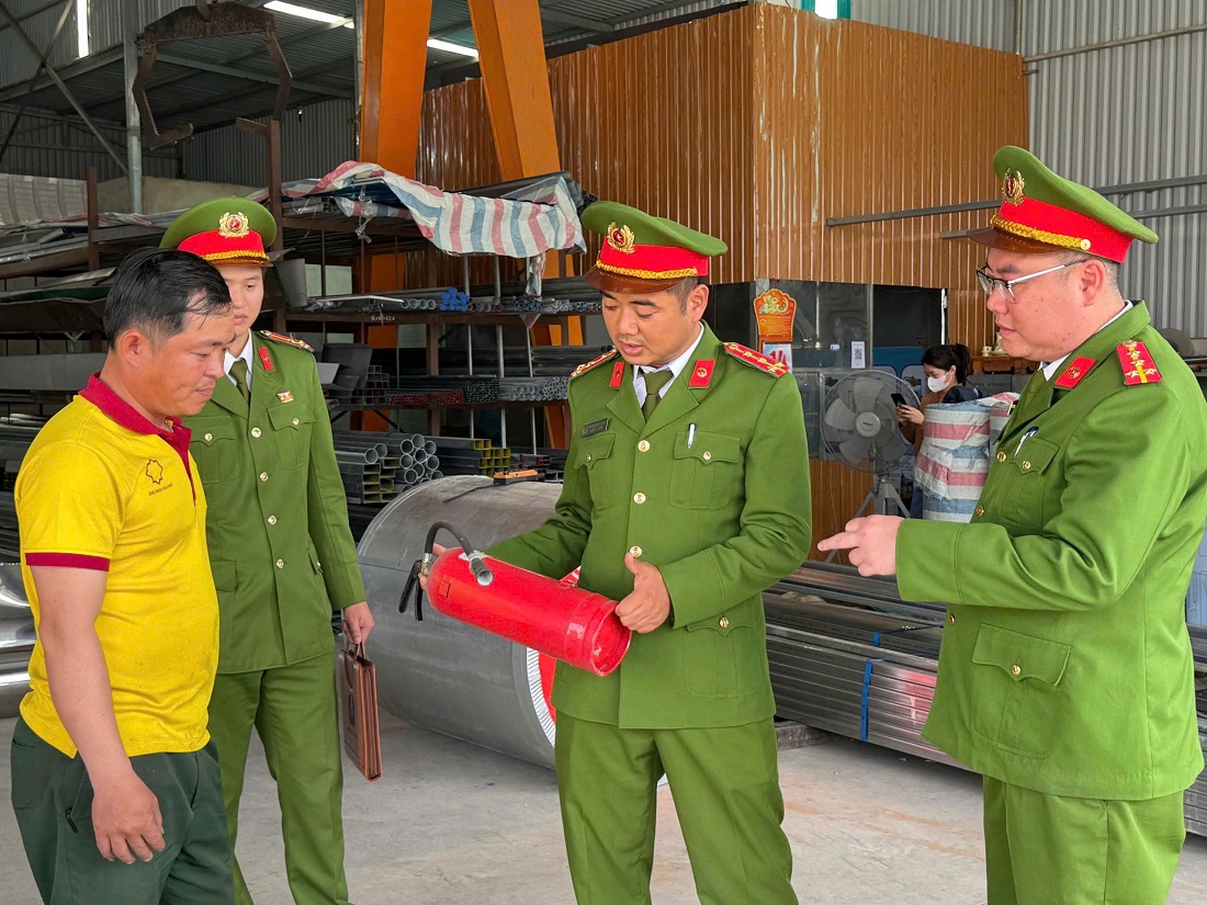 Công an phường Vinh Lộc kiểm tra, hướng dẫn các cơ sở kinh doanh có điều kiện