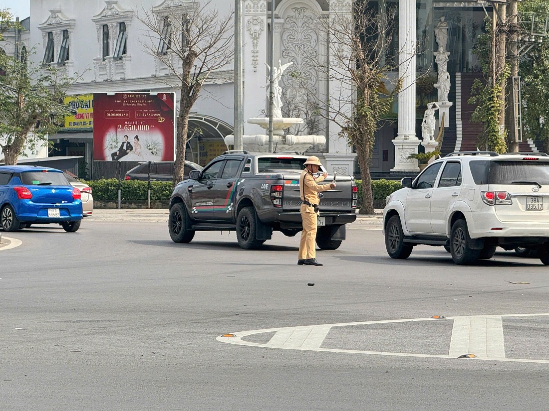 Lực lượng CSGT thực hiện phân luồng bảo đảm TTATGT