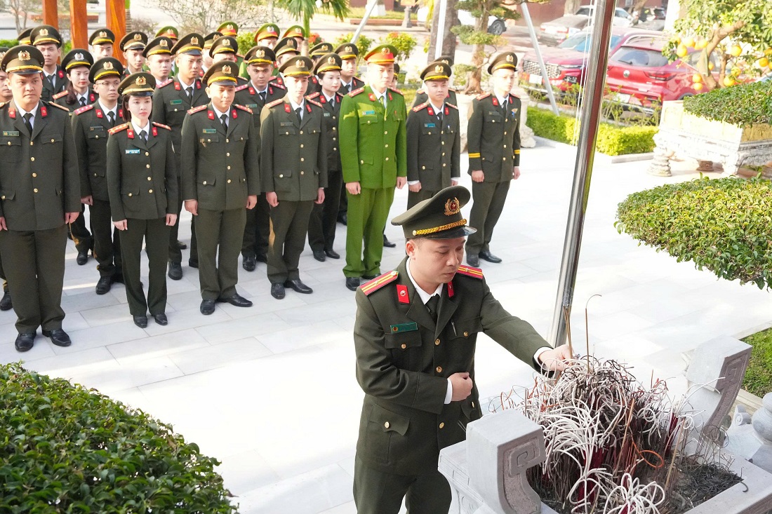 Đại diện Ban Thanh niên Công an tỉnh dâng hương tại Nhà tưởng niệm Chủ tịch Hồ Chí Minh