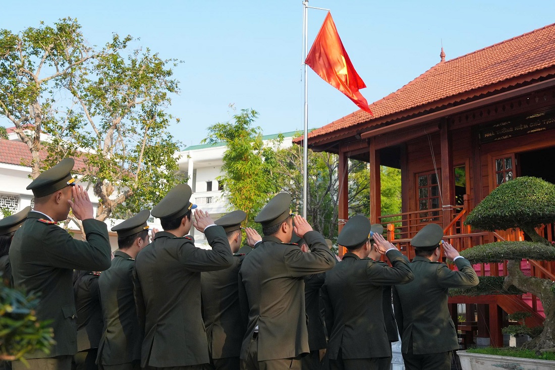 Đại diện Ban Thanh niên Công an tỉnh dâng hương tại Nhà tưởng niệm Chủ tịch Hồ Chí Minh