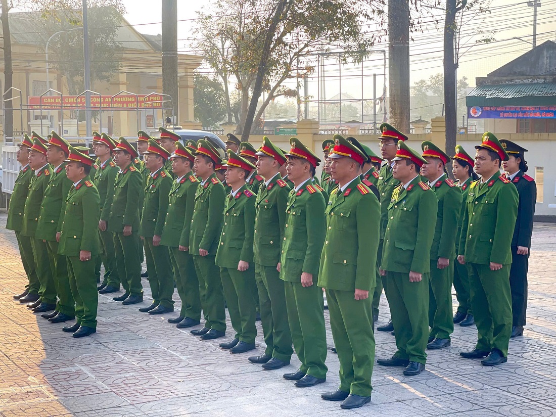 Lễ chào cờ chào mừng Đại hội đại biểu toàn quốc lần thứ XIV của Đảng tại Công an phường Vinh Phú