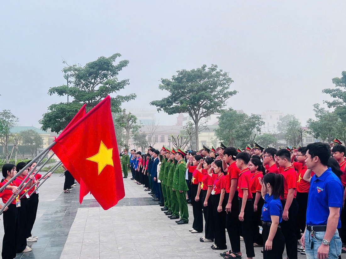 Công an xã Diễn Châu phối hợp với Đoàn xã tổ chức Lễ chào cờ chào mừng Đại hội Đảng