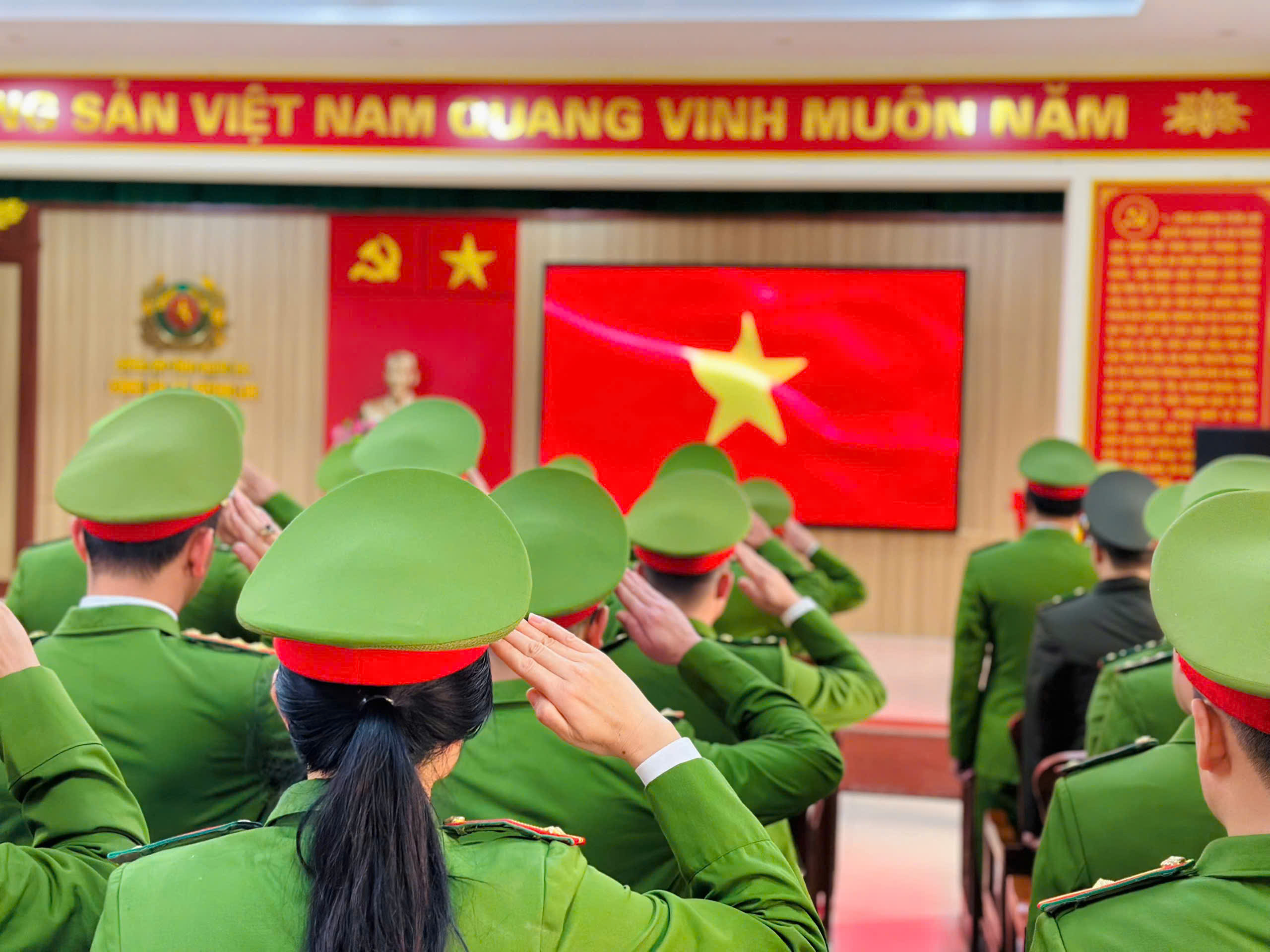 Công an xã Quỳnh Lưu tổ chức Lễ chào cờ chào mừng Đại hội XIV của Đảng