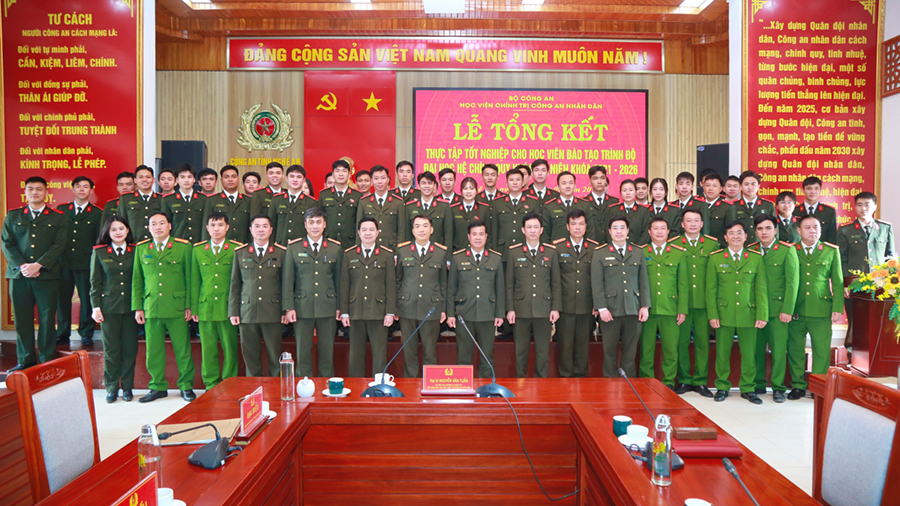 Đại biểu và học viên chụp ảnh lưu niệm