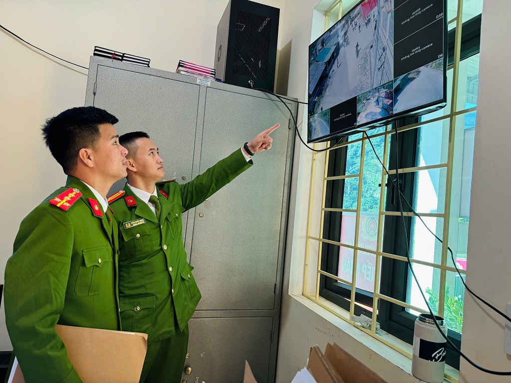 Công an xã Na Loi kiểm tra hệ thống camera an ninh