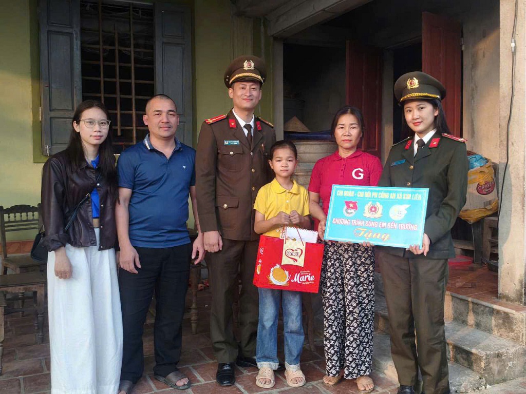 Công an xã Kim Liên đồng hành với những em có hoàn cảnh khó khăn, vượt khó vươn lên trong học tập