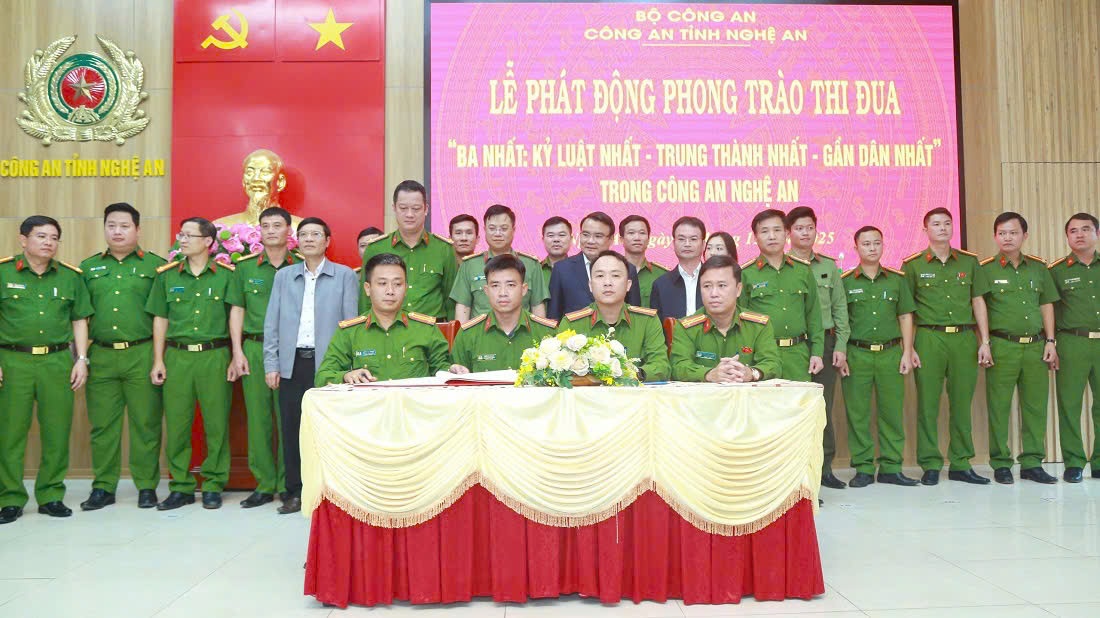 Đại diện Công an đơn vị, địa phương ký kết giao ước thi đua