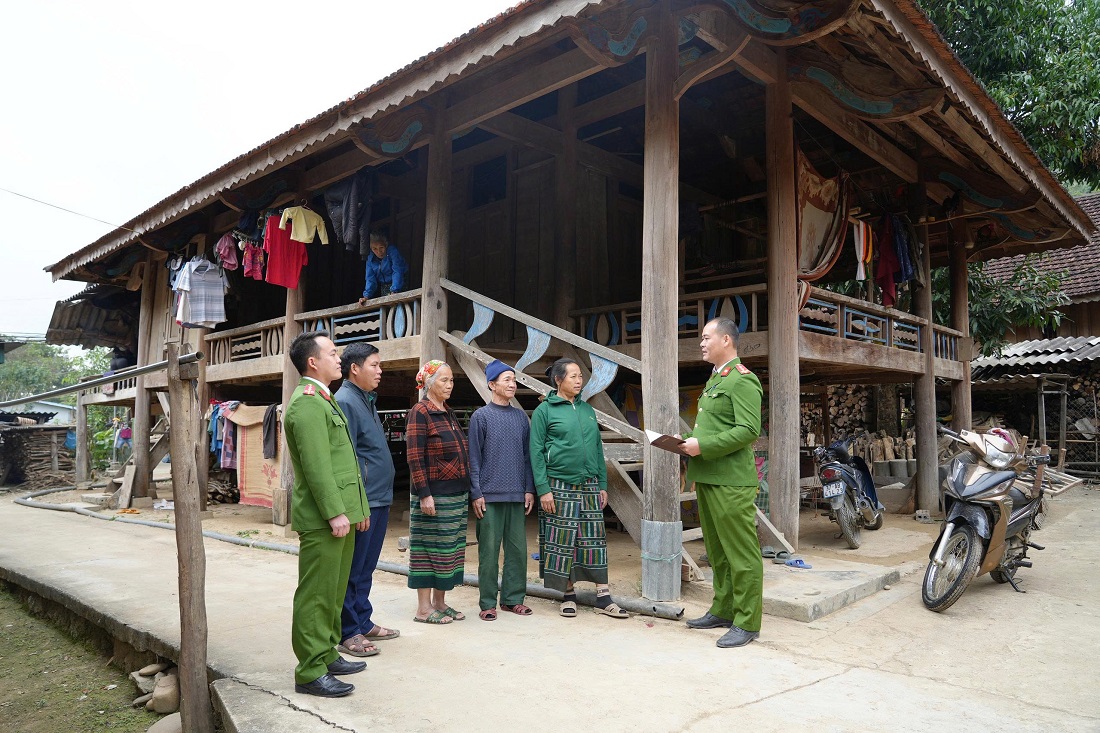 Công an xã đẩy mạnh tuyên truyền vận động người dân chấp hành nghiêm pháp luật