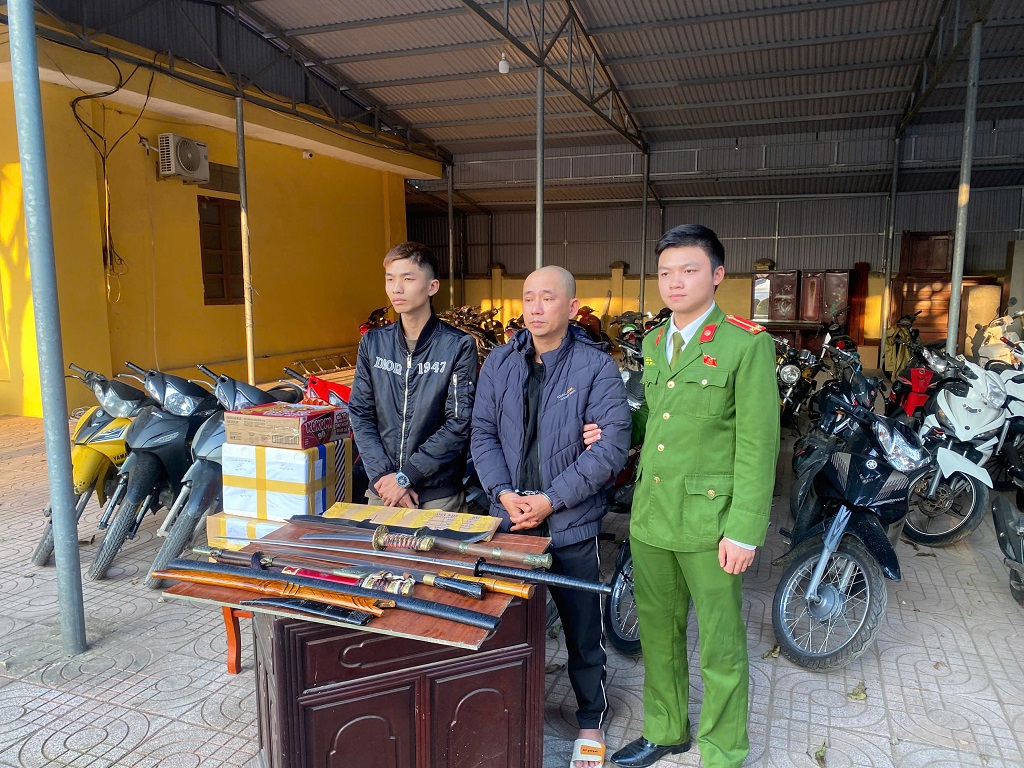 Đối tượng Phạm Đình Hiếu và Nguyễn Xuân Sơn cùng số tang vật tại Cơ quan Công an 