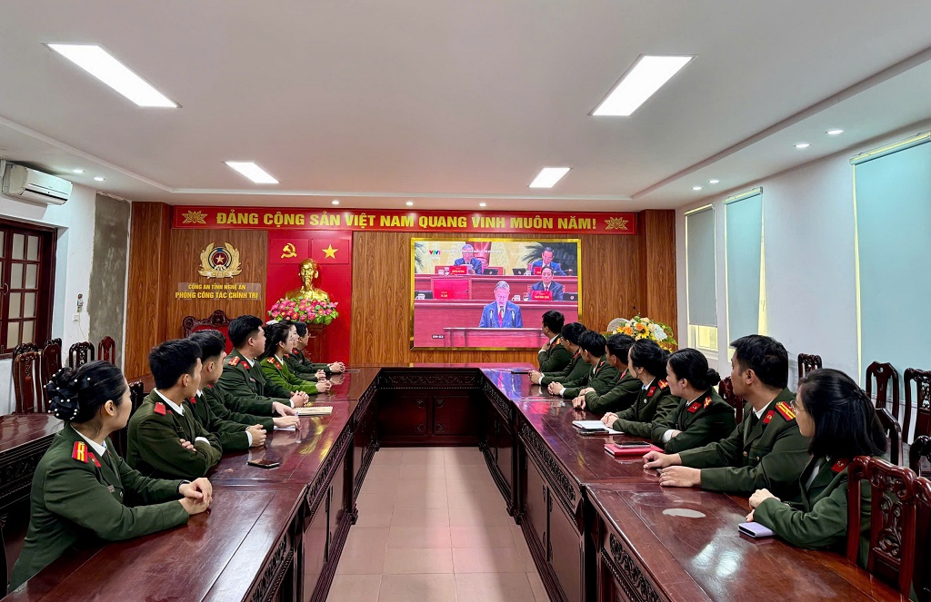 Cán bộ, chiến sỹ Phòng Công tác chính trị theo dõi truyền hình trực tiếp Lễ khai mạc Đại hội XIV