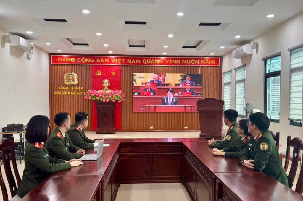 Cán bộ, chiến sỹ Phòng Xuất nhập cảnh theo dõi truyền hình trực tiếp khai mạc trọng thể Đại hội đại biểu toàn quốc lần thứ XIV