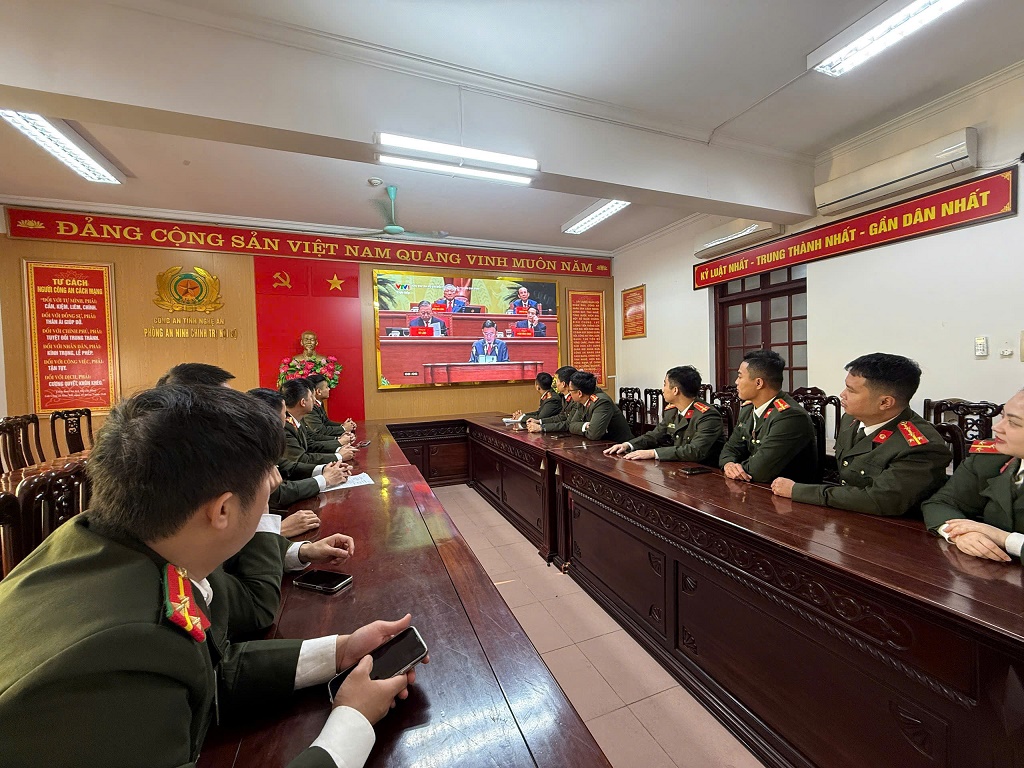 Phòng An ninh chính trị nội bộ tổ chức cho cán bộ, chiến sỹ theo dõi truyền hình trực tiếp khai mạc Đại hội XIV 
