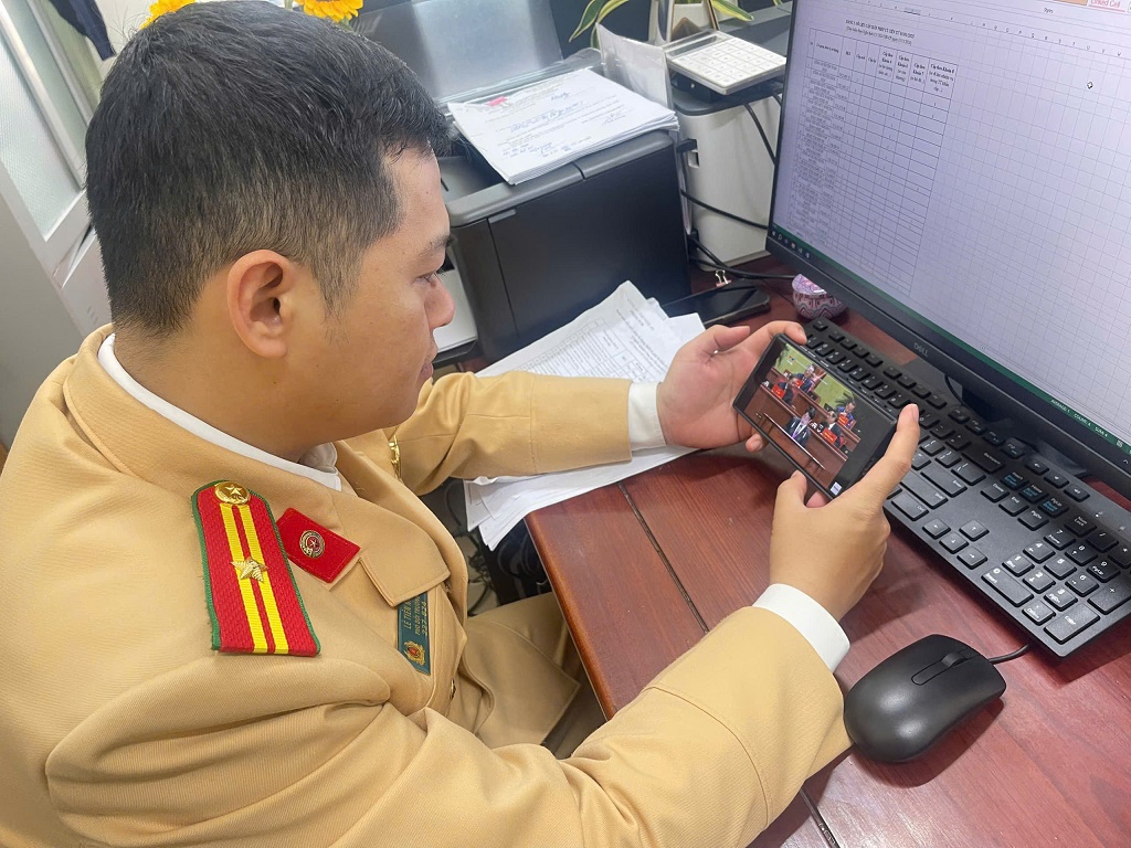 Cán bộ, chiến sỹ Phòng Cảnh sát giao thông chăm chú theo dõi truyền hình trực tiếp khai mạc Đại hội XIV 