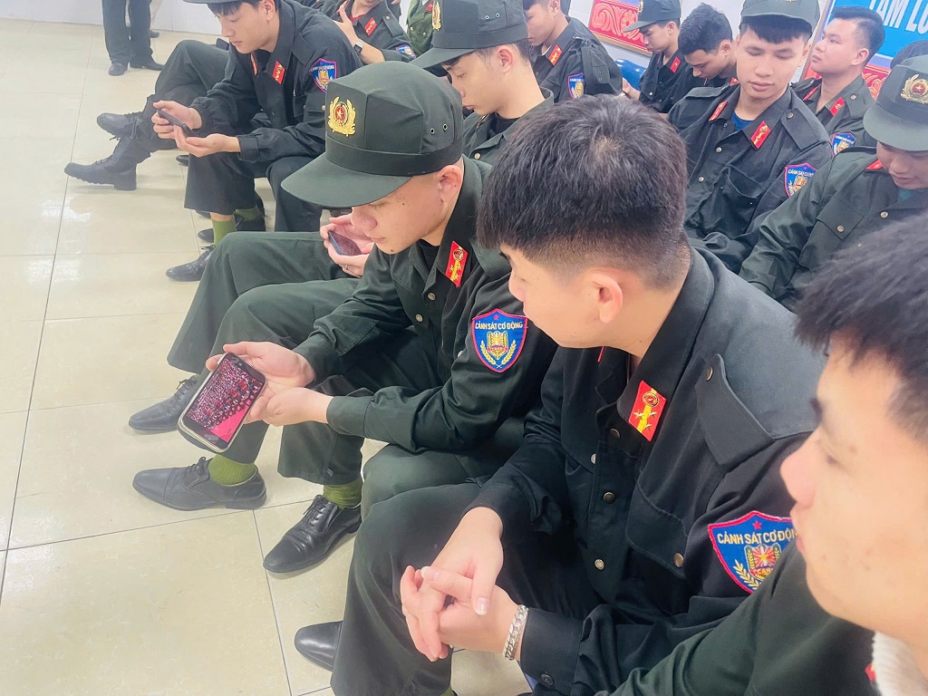 Cán bộ, chiến sỹ Phòng Cảnh sát cơ động theo dõi truyền hình trực tiếp khai mạc Đại hội XIV 