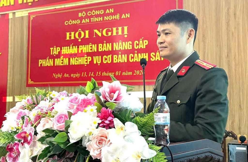  Đại diện Phòng Hồ sơ nghiệp vụ Công an tỉnh tập huấn cho cán bộ, chiến sĩ Công an phường Cửa Lò