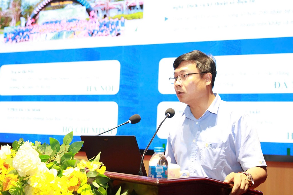 Đại diện Công ty cổ phần đầu tư và công nghệ HTI trao đổi sản phẩm khoa học công nghệ phục vụ công tác đấu tranh phòng, chống tội phạm