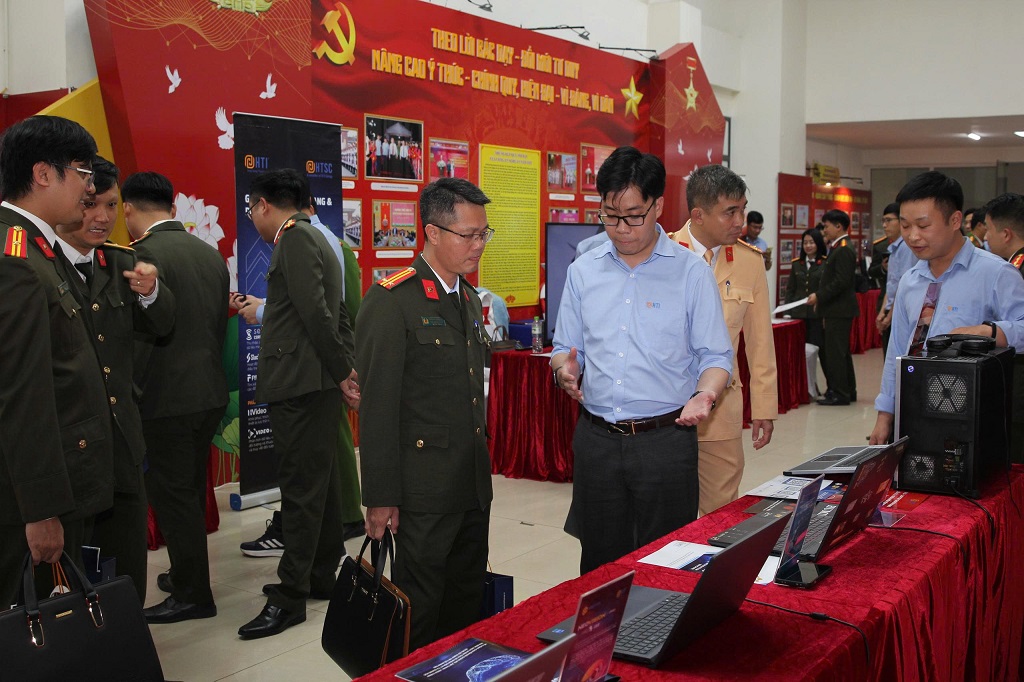 Đại biểu tham quan và nghe giới thiệu về sản phẩm phục vụ công tác đấu tranh phòng, chống tội phạm