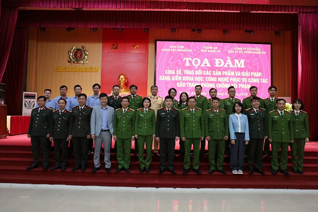 Đại biểu chụp ảnh lưu niệm