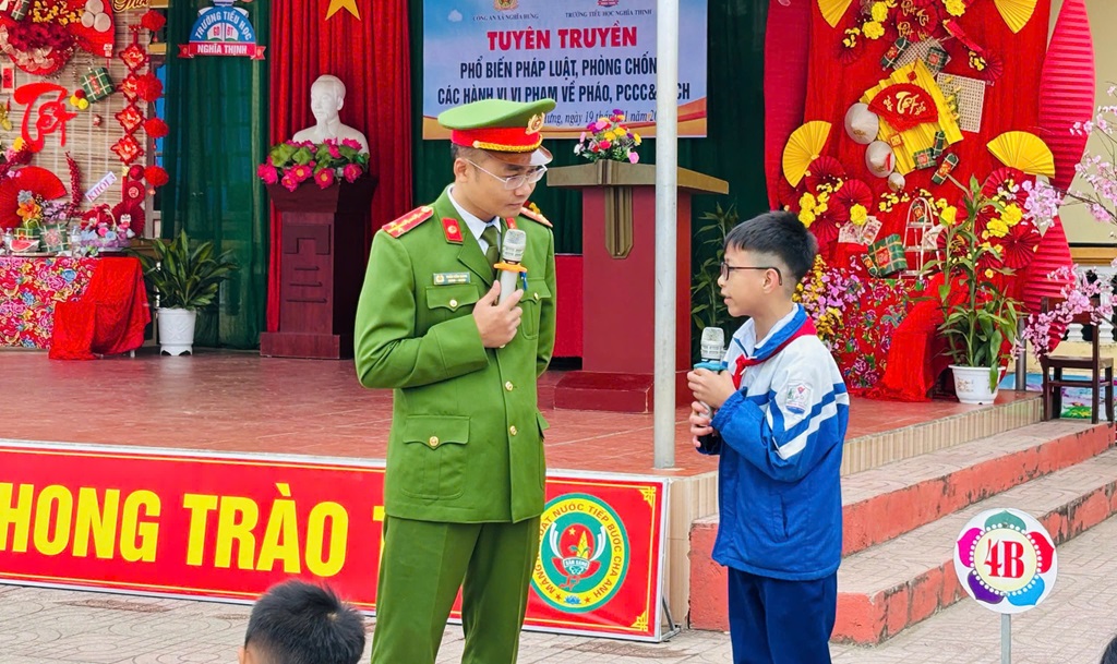 Công an xã Nghĩa Hưng tuyên truyền quy định pháp luật liên quan đến pháo nổ tới học sinh