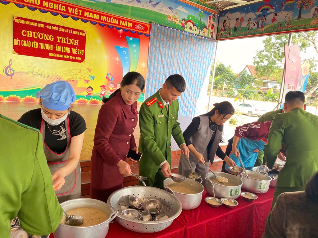 Công an xã Nghĩa Hành và Trường Mầm non Nghĩa Hành trực tiếp nấu cháo và trao đến 200 cháu nhỏ 
