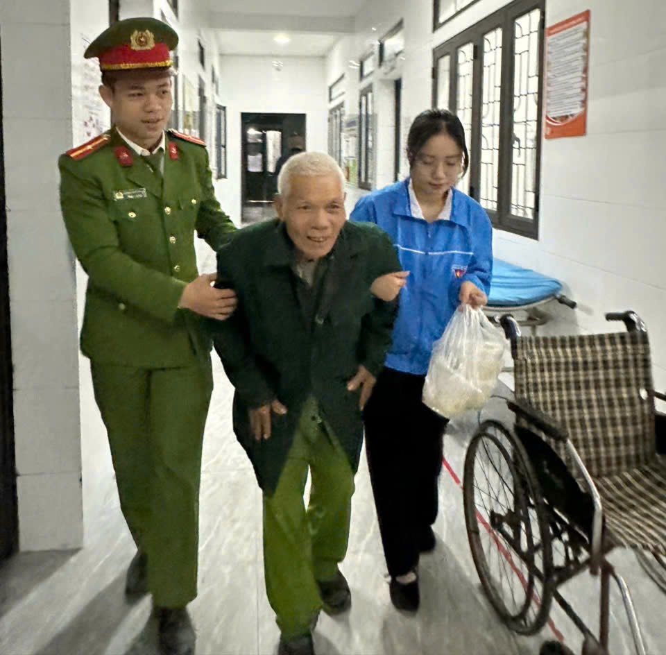 Công an xã Hải Lộc phối hợp Đoàn Thanh niên xã trao hơn 500 suất cháo đến bệnh nhân