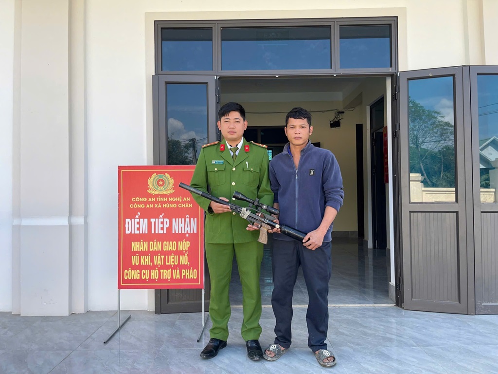 Công an xã Hùng Chân tiếp nhận vũ khí, vật liệu nổ, công cụ hỗ trợ do người dân tự nguyện giao nộp