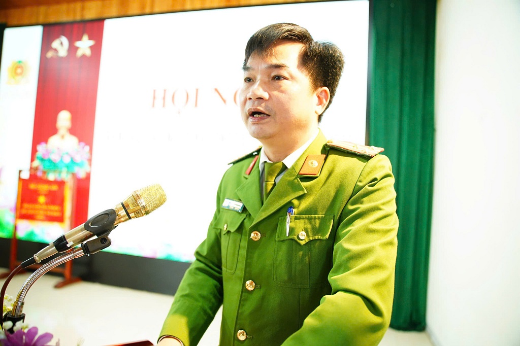 Thượng tá Trần Văn Quý, Trưởng Công an xã Hợp Minh phát biểu tại Hội nghị