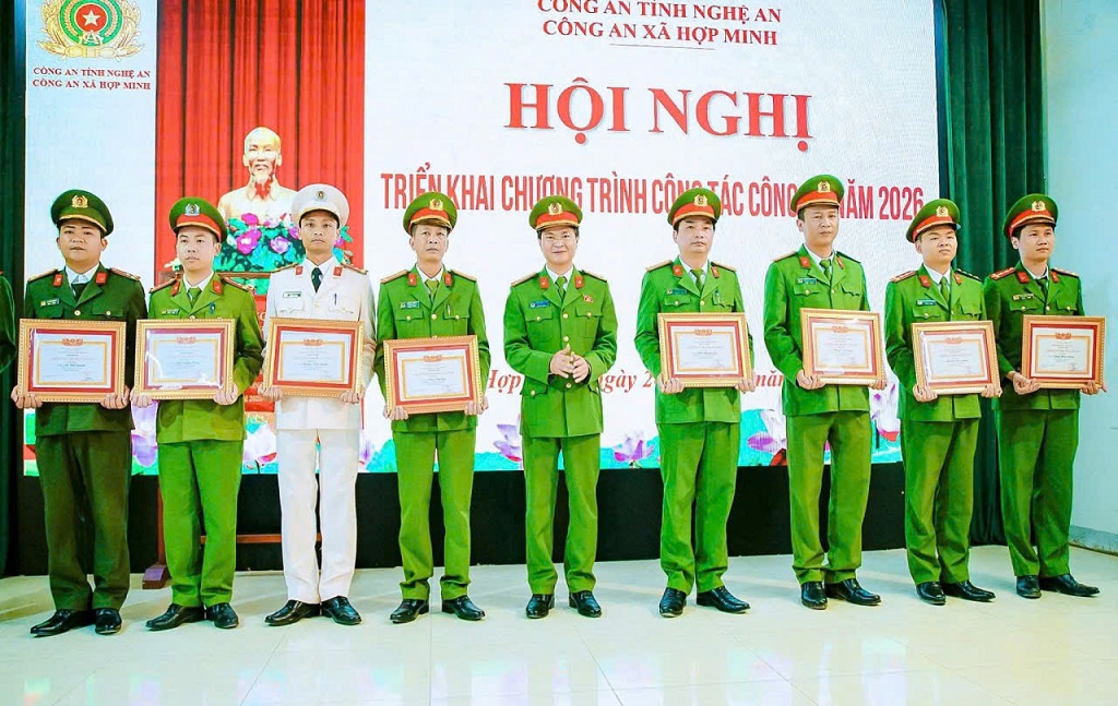 Trao tặng danh hiệu “Chiến sĩ thi đua cơ sở”